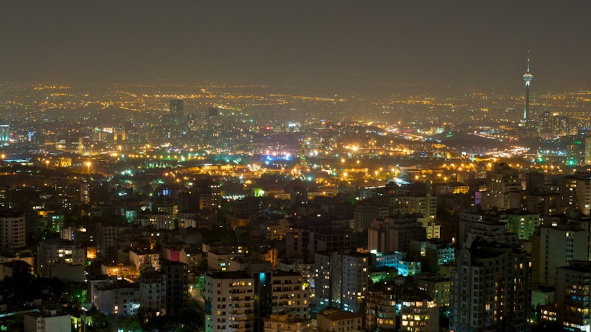 مشهد ليلي للعاصمة طهران، إيران. 3 يوليو/تموز 2010 (تصوير باباك فروخي عبر ويكيميديا كومنز)