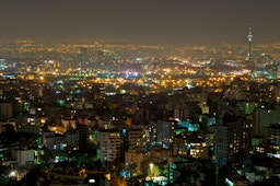 نمایی از تهران در شب؛ ایران، در ۱۲ تیر ۱۳۸۹. (عکس از بابک فرخی/ ویکی‌مدیا کامنز)