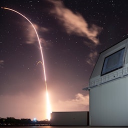 پرتاب یک موشک استاندارد ۳ IIA  در تأسیسات موشکی اقیانوس آرام در کائوآی؛ هاوایی، ۱۹ آذر ۱۳۹۷/ ۱۰ دسامبر ۲۰۱۸. (عکس از طریق ویکی‌کامنز)