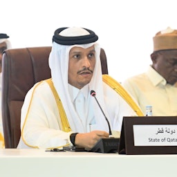 شیخ محمد بن عبدالرحمن آل ثانی، معاون نخست‌وزیر و وزیر امور خارجه‌ی قطر، در مراسم امضای توافقنامه صلح چاد؛ دوحه، ۱۷ مرداد ۱۴۰۱/ ۸ اوت ۲۰۲۱. (عکس از صفحه‌ی توییتر محمد بن عبدالرحمن آل ثانی)
