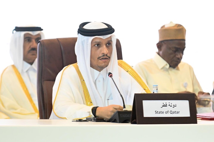 نائب رئيس مجلس الوزراء ووزير الخارجية القطري الشيخ محمد بن عبد الرحمن آل ثاني في حفل توقيع اتفاق السلام التشادي في الدوحة. 8 أغسطس/آب 2022. (المصدر:حساب محمد بن عبد الرحمن آل ثاني على تويتر)