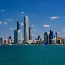 مشهد عام لأبو ظبي، الإمارات العربية المتحدة. ديسمبر/كانون الأول 2014 (الصورة عبر ويكيميديا كومنز)