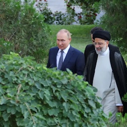 الرئيس الروسي فلاديمير بوتين يسير إلى جانب الرئيس الإيراني إبراهيم رئيسي في طهران، إيران. 19 يوليو /تموز2022 (الصورة عبر موقع الرئاسة الإيرانية)
