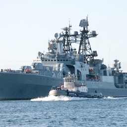ورود یک ناوشکن نیروی دریایی روسیه به پایگاه مشترک پرل هاربر-هیکم؛ ۹ تیر ۱۳۹۱. (عکس از ویکی‌مدیا کامنز)