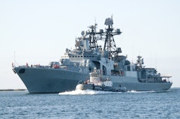 ورود یک ناوشکن نیروی دریایی روسیه به پایگاه مشترک پرل هاربر-هیکم؛ ۹ تیر ۱۳۹۱. (عکس از ویکی‌مدیا کامنز)
