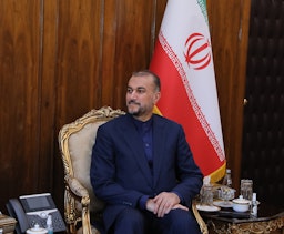 حسین امیرعبداللهیان، وزیر امور خارجه‌ی ایران، در یک نشست؛ تهران، ایران، ۱۹ مرداد  ۱۴۰۱. (عکس از وبسایت وزارت امور خارجه‌ی ایران)