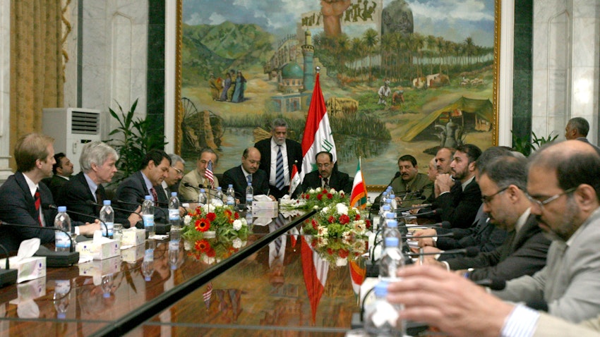 مسؤولون إيرانيون وأميركيون يجتمعون في مكتب رئيس الوزراء العراقي. 28 مايو/أيار 2007 (الصورة عبر غيتي إيماجز)