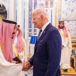استقبال ملک سلمان بن عبدالعزیز، پادشاه عربستان سعودی از جو بایدن، رئیس‌جمهور آمریکا؛ جده، عربستان، ۲۴ تیر ۱۴۰۱/ ۱۶ ژوئیه ۲۰۲۲. (عکس از صفحه‌ی توییتر انگلیسی وزارت خارجه‌ی عربستان)