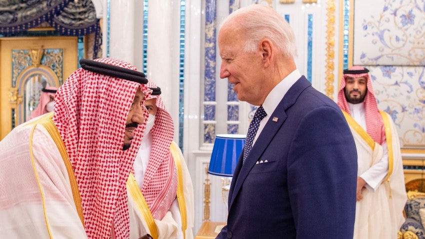 العاهل السعودي الملك سلمان بن عبد العزيز يستقبل الرئيس الأميركي جو بايدن في مدينة جدة،المملكة العربية السعودية، في 15 يوليو/تموز 2022. المصدر وزارة الخارجية السعودية/تويتر)