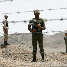 جنود من قوات أمن الحدود يقومون بدوريات على الحدود الإيرانية الباكستانية. مايو/أيار 2009 (تصوير أمير بورماند عبر وكالة إسنا)