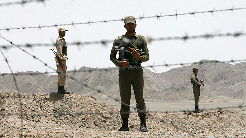 جنود من قوات أمن الحدود يقومون بدوريات على الحدود الإيرانية الباكستانية. مايو/أيار 2009 (تصوير أمير بورماند عبر وكالة إسنا)