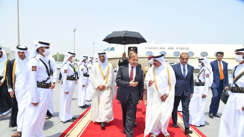 مسؤولون قطريون يرحبون برئيس الوزراء الباكستاني شهباز شريف في الدوحة. 23 أغسطس/آب 2022 (المصدر: صفحة حكومة باكستان عبر تويتر)