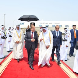 استقبال مقامات قطری از شهباز شریف، نخست‌وزیر پاکستان؛ دوحه، قطر، ۱ شهریور ۱۴۰۱/ ۲۳ اوت ۲۰۲۲. (عکس از صفحه‌ی توییتر دولت پاکستان)