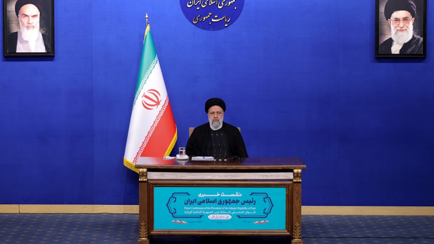 ابراهیم رئیسی، رئیس‌جمهور ایران، در یک نشست خبری زنده؛ تهران، ایران ۷ شهریور ۱۴۰۱. (عکس از وبسایت ریاست‌جمهوری ایران)