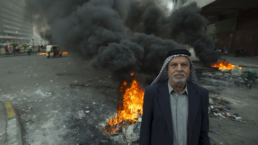 مسن عراقي يشارك في الحركة الاحتجاجية وسط بغداد، العراق. أكتوبر/تشرين الأول 2019 (الصورة عبر ويكيميديا كومنز)