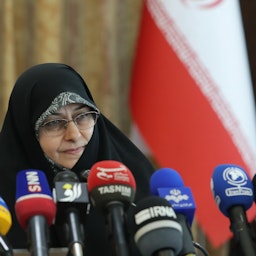 مساعدة الرئيس الإيراني لشؤون المرأة والأسرة أنسية خزعلي تحضر مؤتمرا صحفيا في طهران، إيران، في 27 أغسطس/آب 2022. (الصورة من مكتب نائبة الرئيس)