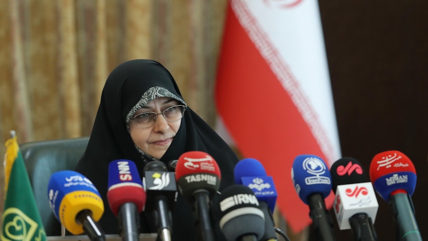 مساعدة الرئيس الإيراني لشؤون المرأة والأسرة أنسية خزعلي تحضر مؤتمرا صحفيا في طهران، إيران، في 27 أغسطس/آب 2022. (الصورة من مكتب نائبة الرئيس)