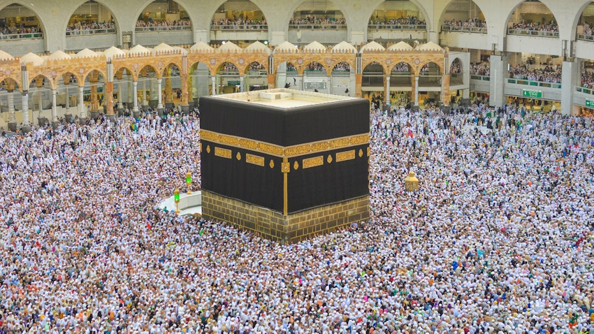 حجاج مسلمان در حال طواف به دور کعبه؛ مکه، عربستان سعودی، ۴ شهریور۱۳۹۷/ ۲۶ اوت ۲۰۱۸. (عکس از ویکی‌مدیا کامنز)