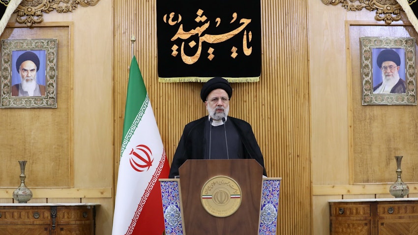 ابراهیم رئیسی، رئیس‌جمهور ایران، در حال سخنرانی در فرودگاه مهرآباد؛ تهران، ۲۸ شهریور ۱۴۰۱. (عکس از وبسایت ریاست‌جمهوری ایران)