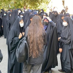 متظاهرة مناهضة للحجاب في جامعة الزهراء في طهران بإيران. 21 سبتمبر/أيلول 2022 (الصورة عبر مواقع التواصل الاجتماعي)