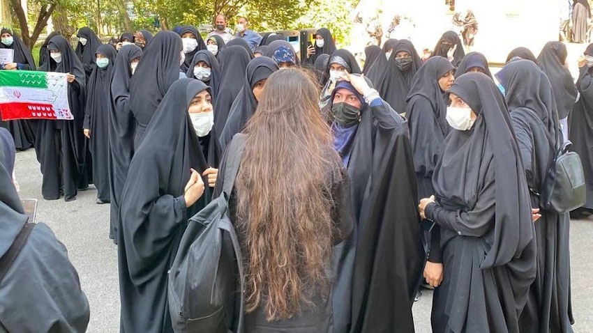 متظاهرة مناهضة للحجاب في جامعة الزهراء في طهران بإيران. 21 سبتمبر/أيلول 2022 (الصورة عبر مواقع التواصل الاجتماعي)