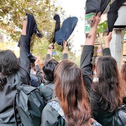 مجموعة من الطالبات يخلعن حجابهن خلال الاحتجاجات في إيران. 1 أكتوبر/تشرين الأول 2022. (الصورة عبر مواقع التواصل الاجتماعي)