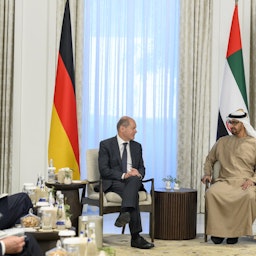 المستشار الألماني أولاف شولتز (يسار) يلتقي رئيس الإمارات وحاكم أبوظبي الشيخ محمد بن زايد آل نهيان (يمين) في أبو ظبي. 25 سبتمبر/أيلول 2022. (الصورة عبر وكالة وام)