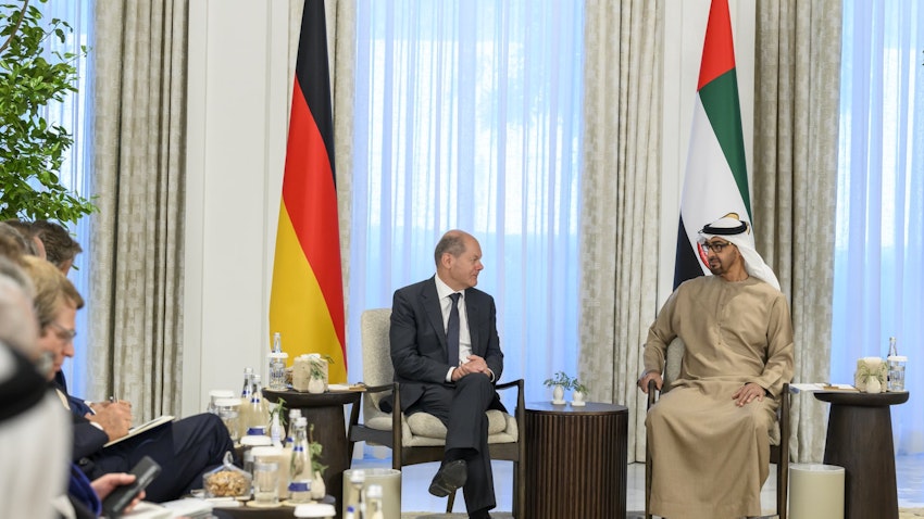 المستشار الألماني أولاف شولتز (يسار) يلتقي رئيس الإمارات وحاكم أبوظبي الشيخ محمد بن زايد آل نهيان (يمين) في أبو ظبي. 25 سبتمبر/أيلول 2022. (الصورة عبر وكالة وام)