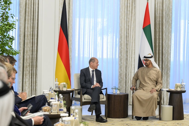 المستشار الألماني أولاف شولتز (يسار) يلتقي رئيس الإمارات وحاكم أبوظبي الشيخ محمد بن زايد آل نهيان (يمين) في أبو ظبي. 25 سبتمبر/أيلول 2022. (الصورة عبر وكالة وام)