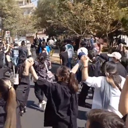 معترضان، من جمله زنان بدون حجاب، در حال تظاهرات؛ کرج، ۱۶ مهر ۱۴۰۱. (عکس از شبکه‌های اجتماعی)