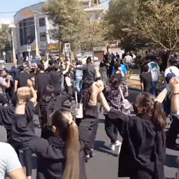 متظاهرون بينهم نساء غير محجبات خرجوا في مسيرة في كرج. 8 اكتوبر/تشرين الأول 2022 (الصورة عبر مواقع التواصل الاجتماعي)