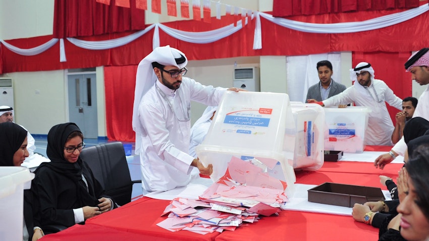 مسؤول يفرغ صندوق الاقتراع في المنطقة الجنوبية بالبحرين عام 2018 (الصورة من هيئة التشريع والرأي القانوني في البحرين)