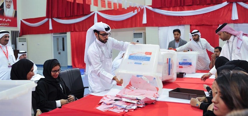 مسؤول يفرغ صندوق الاقتراع في المنطقة الجنوبية بالبحرين عام 2018 (الصورة من هيئة التشريع والرأي القانوني في البحرين)