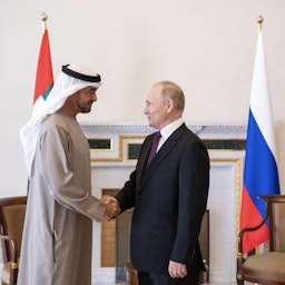 رئيس دولة الإمارات وحاكم أبوظبي الشيخ محمد بن زايد آل نهيان يلتقي رئيس الاتحاد الروسي فلاديمير بوتين (يمين) في سان بطرسبورغ. 11 أكتوبر/تشرين الأول 2022 (الصورة عبر وكالة وام)