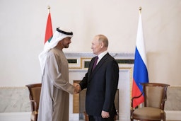 رئيس دولة الإمارات وحاكم أبوظبي الشيخ محمد بن زايد آل نهيان يلتقي رئيس الاتحاد الروسي فلاديمير بوتين (يمين) في سان بطرسبورغ. 11 أكتوبر/تشرين الأول 2022 (الصورة عبر وكالة وام)