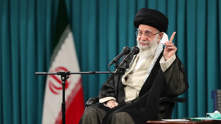 علی خامنه‌ای، رهبر ایران، در حال سخنرانی در دیدار با نخبگان؛ تهران، ۲۷ مهر ۱۴۰۱. (عکس از وبسایت رهبر ایران)