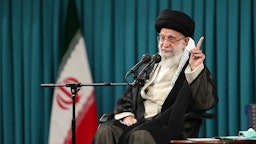 المرشد الأعلى علي خامنئي يلقي كلمة أمام تجمع للنخب الأكاديمية في طهران. 19 أكتوبر/تشرين الأول 2022 (الصورة عبر موقع المرشد الأعلى الإيراني)