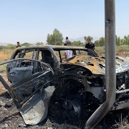 پیامد حمله‌ای پهپادی به یک خودرو. این حمله به ترکیه نسبت داده می‌شود؛ سلیمانیه، عراق، ۱۰ مرداد ۱۴۰۱/ ۱ اوت ۲۰۲۲. (عکس از شبکه‌های اجتماعی)
