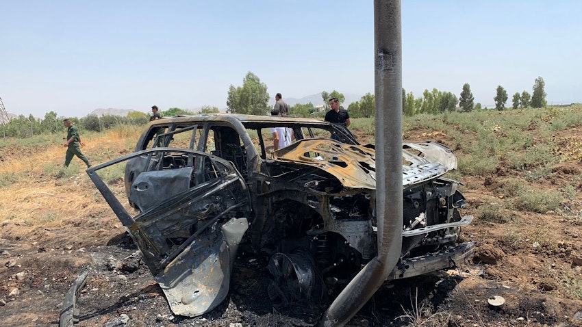 مخلفات غارة يشتبه بأنها نُفذت بطائرة مسيرة تركية على سيارة في السليمانية، العراق. 1 أغسطس/آب 2022 (الصورة عبر مواقع التواصل الاجتماعي)