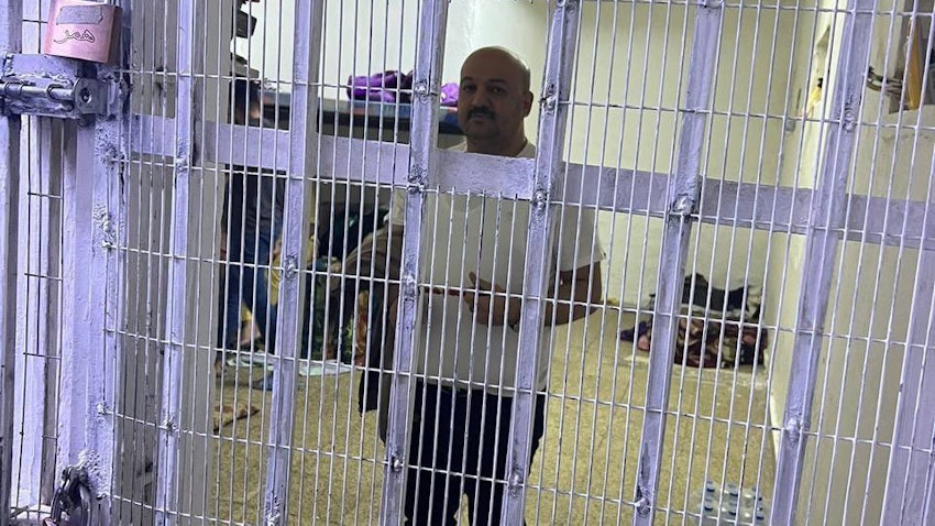 المشتبه به في الاختلاس نور زهير جاسم المظفر شوهد رهن الاعتقال في بغداد، العراق. 24 أكتوبر/تشرين الأول 2022 (الصورة عبر وسائل التواصل الاجتماعي)