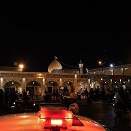 حرم شاه‌چراغ، زیارتگاه شیعیان که صحنه‌ی حمله‌ای مرگبار بود؛ شیراز، ۴ آبان ۱۴۰۱. (عکس از خبرگزاری فارس)