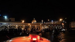 حرم شاه‌چراغ، زیارتگاه شیعیان که صحنه‌ی حمله‌ای مرگبار بود؛ شیراز، ۴ آبان ۱۴۰۱. (عکس از خبرگزاری فارس)