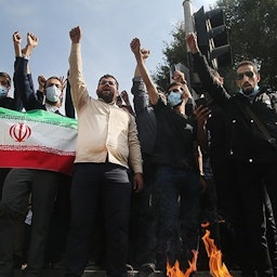 تجمع للمحافظين خارج السفارة البريطانية في طهران لإدانة دور بريطانيا المزعوم في التحريض على الاحتجاجات في إيران. 27 أكتوبر/تشرين الأول 2022 (الصورة عبر وكالة تسنيم للأنباء)