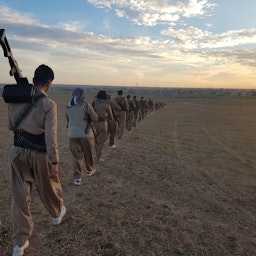 مجموعة من مقاتلي خبات يسيرون في أحد الحقول يوم 11 اكتوبر /تشرين الأول 2018 (الصورة عبر ويكي كومنز)