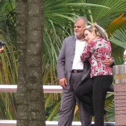 صورة مسربة يُزعم أنها لوزير النفط آنذاك، رستم قاسمي، وهو يقف لالتقاط صورة مع امرأة في ماليزيا عام 2011 (المصدر: شاهد علوي/ تويتر)