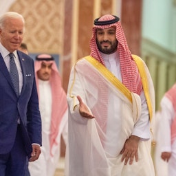 جو بایدن، رئیس‌جمهور ایالات متحده، و ولیعهد عربستان، محمد بن سلمان آل سعود؛ جده، عربستان سعودی، ۲۴ تیر ۱۴۰۱/ ۱۵ ژوئیه ۲۰۲۲. (عکس از توییتر انگلیسی وزارت امور خارجه‌ی عربستان)