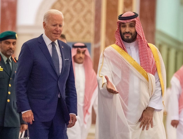 جو بایدن، رئیس‌جمهور ایالات متحده، و ولیعهد عربستان، محمد بن سلمان آل سعود؛ جده، عربستان سعودی، ۲۴ تیر ۱۴۰۱/ ۱۵ ژوئیه ۲۰۲۲. (عکس از توییتر انگلیسی وزارت امور خارجه‌ی عربستان)