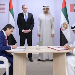 المنسق الخاص للولايات المتحدة آموس هوكستين (يسار) ورئيس الإمارات الشيخ محمد بن زايد آل نهيان (يمين) في أبو ظبي. الأول من نوفمبر/تشرين الثاني 2022 (الصورة عبر وكالة وام)