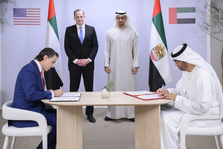 US special coordinator Amos Hochstein (L) and UAE President Sheikh Mohammed bin Zayed Al Nahyan (R) in Abu Dhabi on Nov. 1, 2022. (Handout photo via WAM)