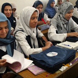 دانش آموزان مدرسه‌ی راهنمایی دخترانه‌ی هاله بنت خویلد؛ بغداد، عراق، ۱۳۸۲/ ۲۰۰۳. (عکس از اداره‌ی توسعه‌ی بین‌المللی آمریکا)